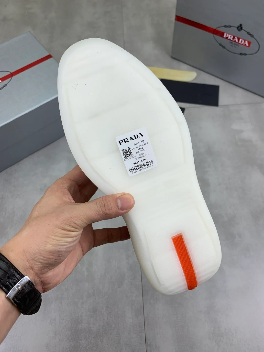 Men's shoes 💰P620 new (higher version) new PRADA (Prada) classic models are on the market at the same time, new men's shoes, 😘fabrics are selected from original imported calfskin. First layer of imported cowhide lining. The original version is awesome! 👍🏿Original open-molded non-slip PU outsole, with exquisite lines, simple and elegant, super comfortable and classy on foot, suitable for leisure travel. Code number: 38-45 (46 customized) 3️⃣ colors available